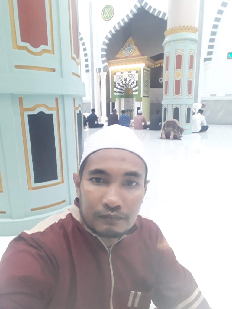 Riwayat Tentang Mendahulukan Kaki Kanan Saat Masuk Masjid
